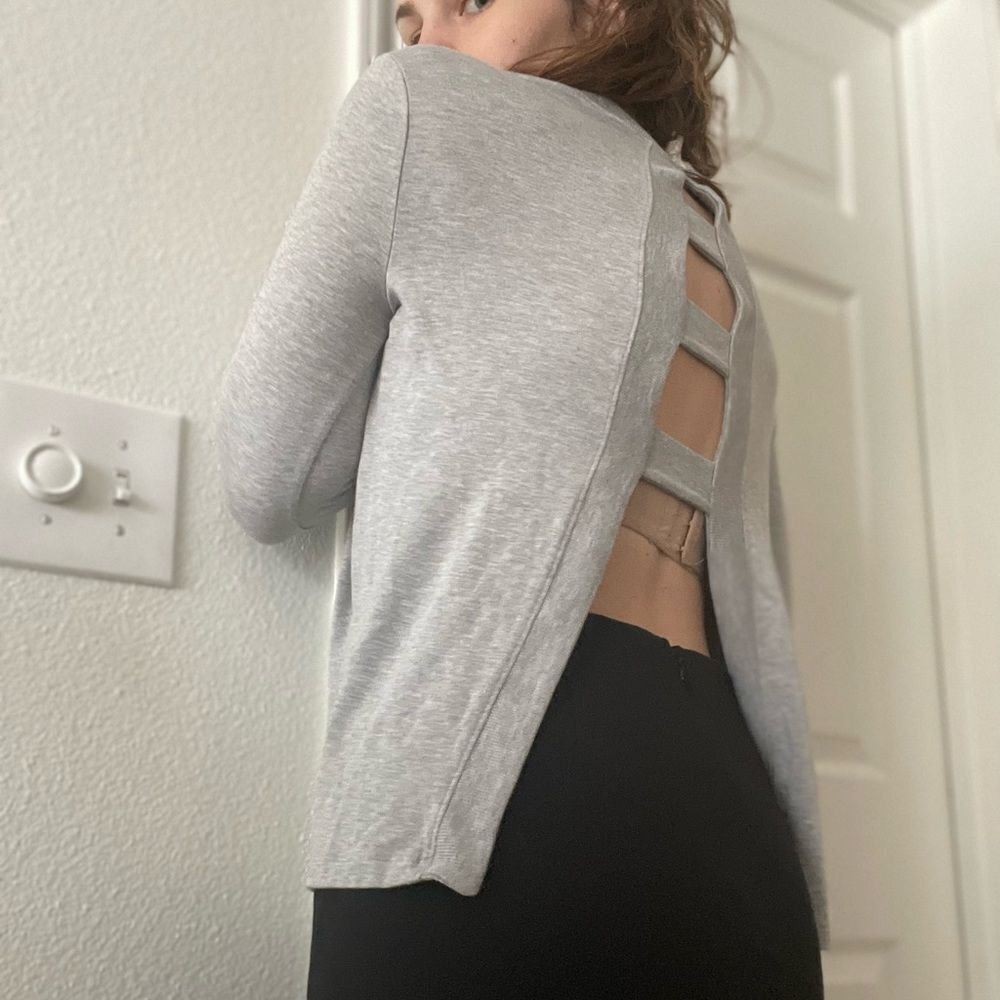 Beyond Yoga Cut Out Open Back V Neck Long Sleeve Sweater Sz Small Grey Soft